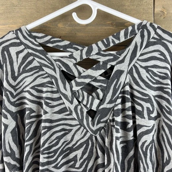 1 State Womens Shirt Long Sleeve Back Criss Cross Gray Chic Zebra Size Large - Picture 8 of 9
